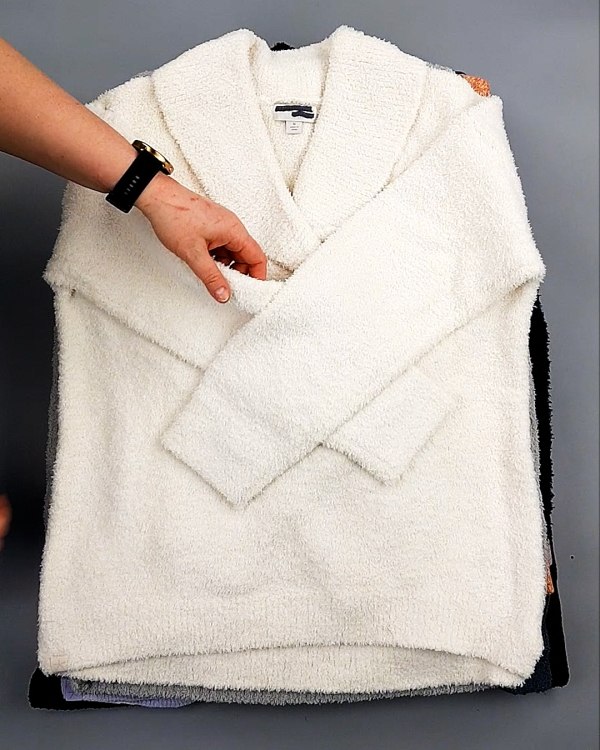 Фотография  566 - Джемпера СТОК CAN 084#7 кг, ЛОТ №7648 оптом в Екатеринбурге и Свердловской области