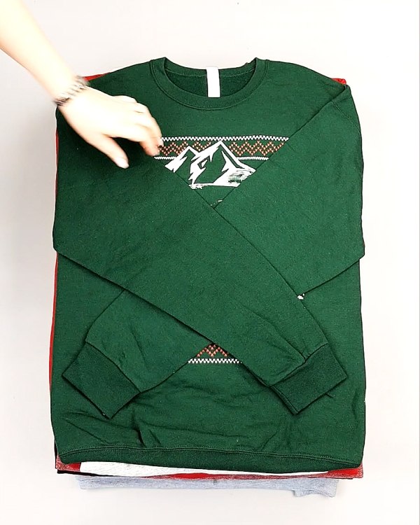 Фотография  883 - SWEATSHIRT CAN 084#10 кг, ЛОТ №7620 оптом в Екатеринбурге и Свердловской области