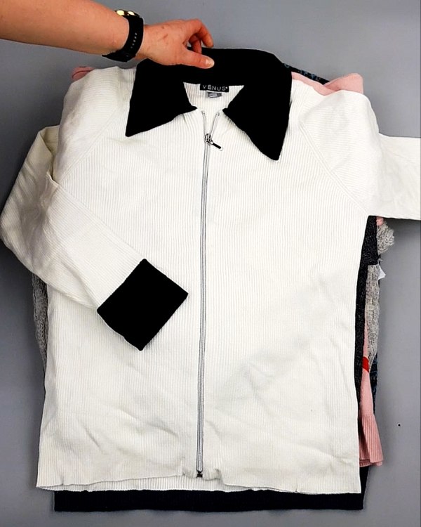 Фотография  459 - Джемпера СТОК CAN 084#7 кг, ЛОТ №7650 оптом в Екатеринбурге и Свердловской области